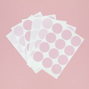 Wandsticker mit rosa Punkten