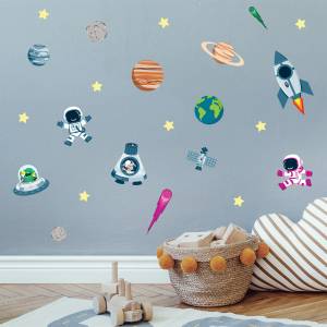 Wand mit Planeten und Rakete dekorieren