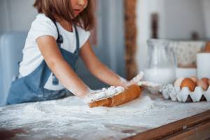 Backen mit Kindern: So können die Kleinen in der Küche glänzen
