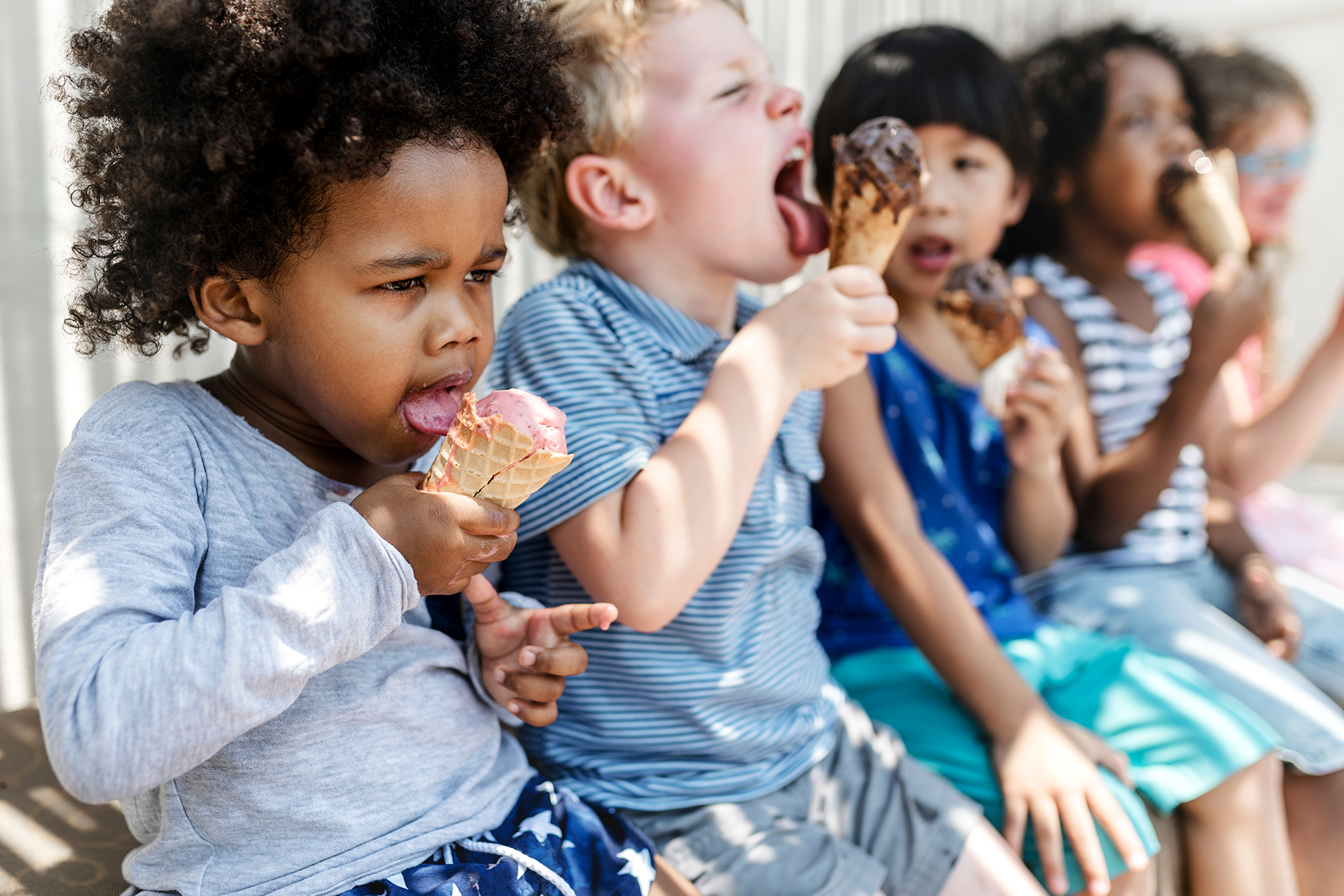 Kinder essen selbstgemachtes Eis