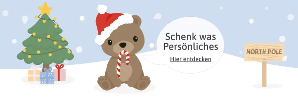 Illustration eines Bären mit Schal neben Weihnachtsbaum und Geschenken vor winterlichem Hintergrund.