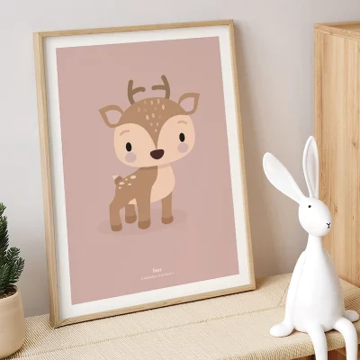 Poster mit niedlichen Rehen im Kinderzimmer, auf einer Kommode mit Dekoration platziert.