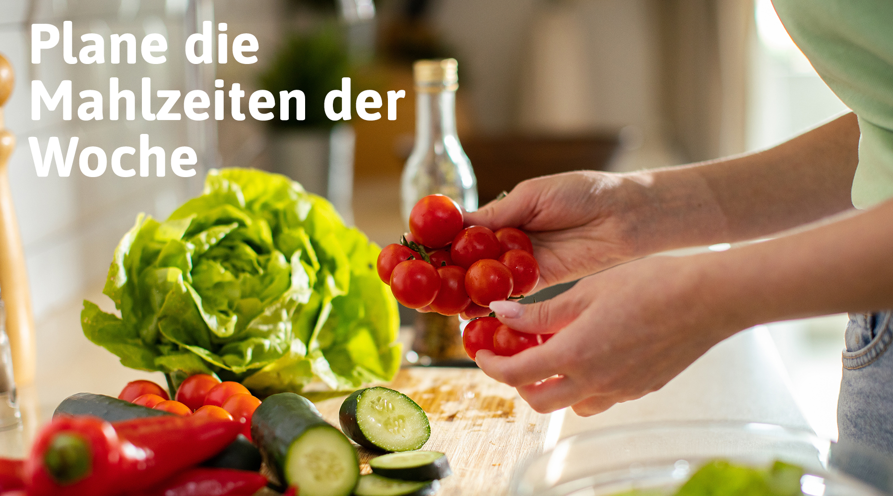 Mutter schneidet Gemüse, um Familienessen vorzukochen.