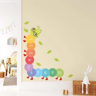Bunter Wanddeko für Kinderzimmer mit bunter Raupe auf cremefarbener Wand, nummeriert von 1 bis 10. Perfekt für spielerisches Lernen im Kinderzimmer.
