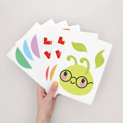 Bunte Wanddekoration mit Raupen für Kinder. Ideal für das Kinderzimmer – macht Zahlen und Zählen zu einem spaßigen und lehrreichen Erlebnis im Alltag.