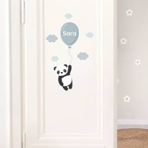 Panda-Türaufkleber für Kinderzimmer mit personalisiertem Namen. Ideal zur individuellen Gestaltung von Kinderzimmerwänden.