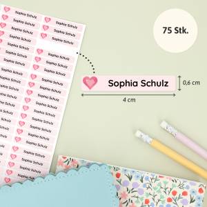Alt-tekst: Fargerike navnelapper med navnet 'Sophia Schulz', perfekte for personliggjøring av barneprodukter. Hver pakke inneholder 75 navnelapper på 4 cm x 0,6 cm, ideelle for veggdekor, barnerom og bursdagskort.