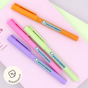 Alt-tekst: Bunte Stifte mit personalisierten Namensetiketten, ideal für die Beschriftung von Schulmaterialien. Perfekt für Kinderzimmerdeko und individuelle Geschenke.