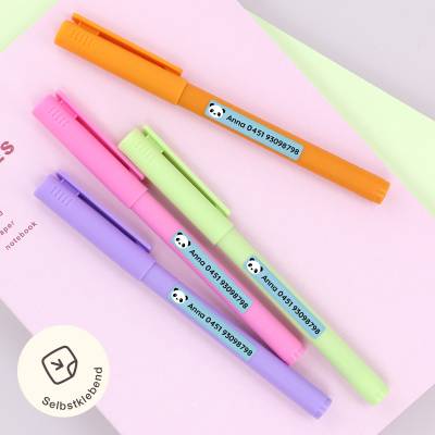 Alt-tekst: Bunte Stifte mit personalisierten Namensetiketten, ideal für die Beschriftung von Schulmaterialien. Perfekt für Kinderzimmerdeko und individuelle Geschenke.