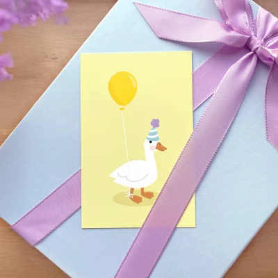 Geburtstagskarte für Kinder mit einer lustigen Illustration einer Ente mit Ballon.