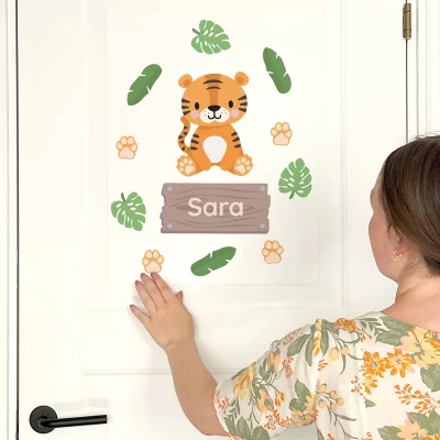 Stylische personalisierte Wanddekoration für Kinderzimmer mit einem niedlichen Tiger und dem Namen Sara. Ideal für die individuelle Gestaltung von Kinderzimmern, erhältlich auf unserer Website zusammen mit Namensetiketten und Kindermotiven.