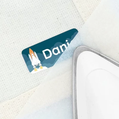 Personalisierte Namensaufkleber mit Raketenmotiv für Kinder, ideal zum Beschriften von Kleidung, Brotdosen und Schulsachen.