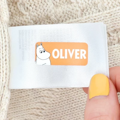 Personalisierte Namensetiketten für Kinderkleidung mit dem Namen 'Oliver' und einer lustigen Grafik, ideal für Kinderzimmerdekor und individuelle Geschenke.