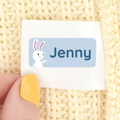 Personalisierte Namensetikette mit dem Namen 'Jenny' und einem niedlichen Hasenmotiv, ideal für Kinderbekleidung und zur Identifikation von persönlichen Gegenständen.