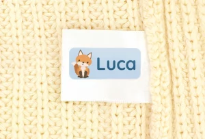 Alt-tekst: Personalisierte Namensetikette mit dem Namen Luca und einem niedlichen Fuchsdesign, ideal für Kinderbekleidung und als Teil von individuell gestalteten Namensaufklebern.