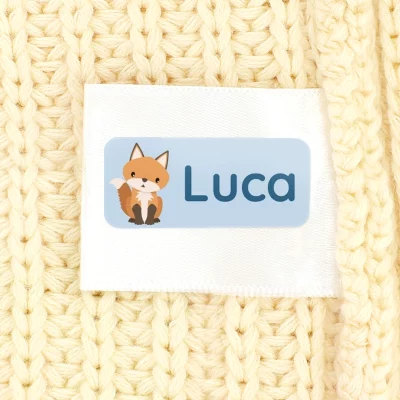 Alt-tekst: Personalisierte Namensetikette mit dem Namen Luca und einem niedlichen Fuchsdesign, ideal für Kinderbekleidung und als Teil von individuell gestalteten Namensaufklebern.