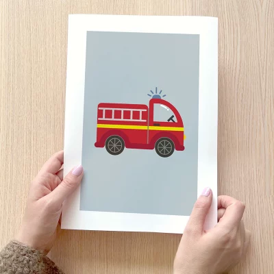 Alt-tekst: Illustrasjon av en rød brannbil på en plakat, perfekt for barnerom. Ideell veggdekorasjon for barn som elsker kjøretøy, tilgjengelig i nettbutikken vår.