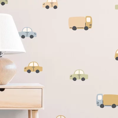 Bunte Wanddeko für das Kinderzimmer mit Autos und Lastwagen – verspielte Kinderzimmer Wanddeko für kleine Fahrzeug-Fans.