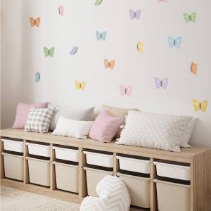 Ein Kinderzimmer, dekoriert mit pastellfarbenen Schmetterlingen als Wanddeko.