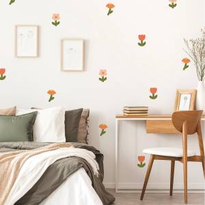 Stilvolles und gemütliches Kinderzimmer mit dekorativer Blumen-Wanddeko an der Wand.