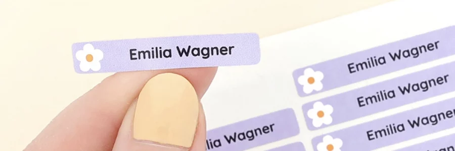 Personalisierte Stifteaufkleber in sanften Farben für Kinder, ideal für die Kennzeichnung von Schulmaterialien und Spielzeug. Die Etiketten tragen den Namen 'Emilia Wagner' und sind dekoriert mit einem hübschen Blumenmuster.