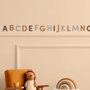Wanddekoration mit Buchstaben in sanften Farben, perfekt fürs Kinderzimmer. Die Dekoration schafft eine lehrreiche und inspirierende Atmosphäre, ideal für Kinder, die das Alphabet lernen.