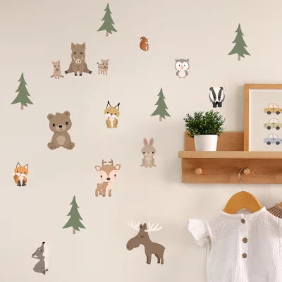 Bunte Wanddeko für Kinder mit Tiermotiven, darunter Bär, Fuchs, Hirsch und Bäume – perfekt zur Dekoration im Kinderzimmer.