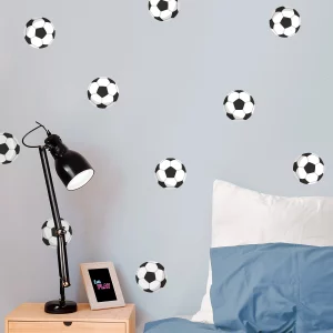 Wanddekoration für Kinderzimmer mit Fußballmotiven, die eine lebendige und spielerische Atmosphäre schaffen.