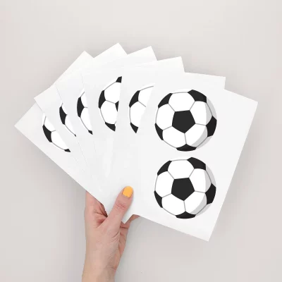 Ein Set von sechs Fußballkarten mit stilisierten Fußballmotiven.