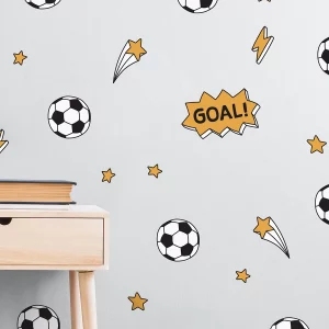 Bunte Wanddekoration mit Fußballmotiven und Sternen, ideal für das Kinderzimmer.