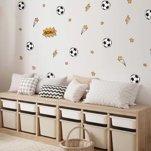 Stylisches Kinderzimmer mit Fußball-Wanddekoration und gemütlicher Sitzecke.