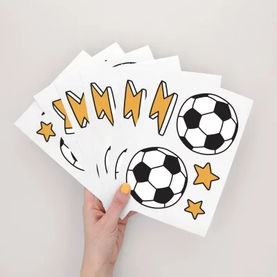 Farbenfrohe Aufkleber mit Fußballmotiven, Sternen und Blitzen, perfekt für Kinderzimmerdekoration.