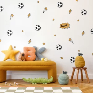 Lebhafte Kinderzimmergestaltung mit fußballförmigen Wandstickern und bunten Kissen auf einer gemütlichen Couch. Die Dekoration schafft eine spielerische Atmosphäre für kleine Fußballfans und peppt den Raum auf.