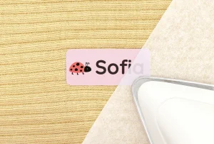 Personalisierte Namensetiketten mit einem niedlichen Marienkäfer-Design und dem Namen Sofia. Die Etiketten sind ideal für Kleidung, Kinderspielzeug und andere Gegenstände. Perfekt für Familien, die Ordnung im Kinderzimmer schaffen möchten.