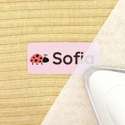 Personalisierte Namensetiketten mit einem niedlichen Marienkäfer-Design und dem Namen Sofia. Die Etiketten sind ideal für Kleidung, Kinderspielzeug und andere Gegenstände. Perfekt für Familien, die Ordnung im Kinderzimmer schaffen möchten.