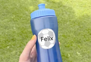 Personalisierte Trinkflasche mit Namensetikett für Kinder, ideal für Sport und Freizeit. Die Flasche zeigt den Namen Felix und ein Fußballmotiv, perfekt für kleine Sportbegeisterte.