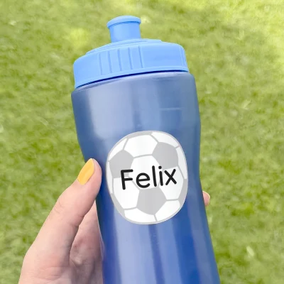 Personalisierte Trinkflasche mit Namensetikett für Kinder, ideal für Sport und Freizeit. Die Flasche zeigt den Namen Felix und ein Fußballmotiv, perfekt für kleine Sportbegeisterte.