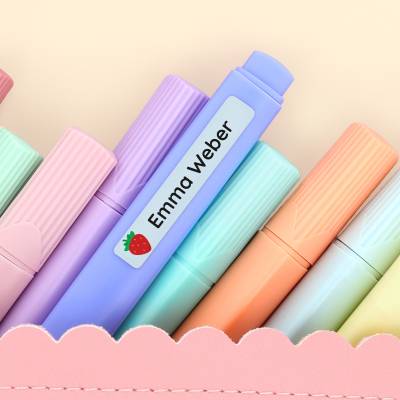 Bunt gefärbte Marker mit einem personalisierten Namensetikett für Kinder. Ideal für kreative Projekte und zum Beschriften von Schulmaterialien. Perfekt für die Gestaltung von Kinderzimmern und zur Verwendung mit unseren hochwertigen Namensaufklebern und Wanddekoren.