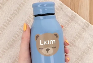 Personalisierte Trinkflasche mit dem Namen Liam und einem niedlichen Bärenmotiv. Ideal für das Kinderzimmer, zum Mitnehmen in den Kindergarten oder für Ausflüge. Unsere Produkte sind perfekt, um den Alltag von Kindern bunter und individueller zu gestalten.