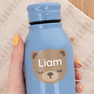Personalisierte Trinkflasche mit dem Namen Liam und einem niedlichen Bärenmotiv. Ideal für das Kinderzimmer, zum Mitnehmen in den Kindergarten oder für Ausflüge. Unsere Produkte sind perfekt, um den Alltag von Kindern bunter und individueller zu gestalten.