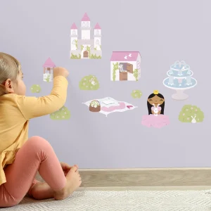 Ein kleines Mädchen spielt mit kindgerechter Wanddekoration, die ein Märchenschloss, eine Prinzessin und niedliche Tiere zeigt. Die sanften Farben und fantasievollen Motive verleihen dem Kinderzimmer eine märchenhafte Atmosphäre. Ideal für eine persönliche und kreative Gestaltung von Wohnräumen für Kinder.